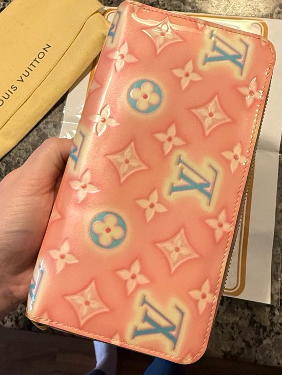 Louis Vuitton Valentine's Vernis
Monogram Limited Edition
Long Zippy Wallet - Picture 6 of 13